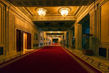 Bükreş, Romanya - 2 Mayıs 2017: Parlamento Sarayı (Halk Meclisi), Pentagon 'dan sonra ikinci büyük hükümet binası.