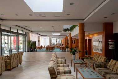 Modern otel lobisinin içinde.
