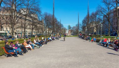 HELSINKI, FINLAND - 4 Mayıs 2016: Helsinki 'nin merkezinde yürüyen insanlar. Helsinki Finlandiya 'nın başlıca siyasi, eğitim, mali, kültürel ve araştırma merkezidir.