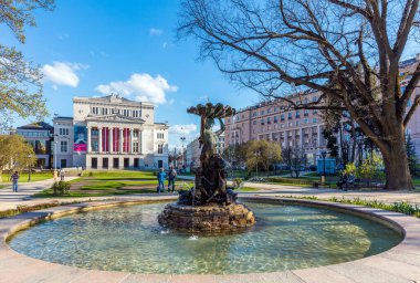 Riga, Letonya - 30 Nisan 2016: Letonya Ulusal Opera Binası Riga, Letonya. Ulusal Opera Binası 1863 yılında St. Petersburg mimarı Ludwig Bohnstedt tarafından inşa edilmiştir..