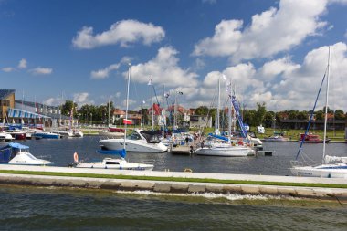 Gizycko, Polonya - 13 Temmuz 2012: Gizycko Limanı, Masuria, Polonya.