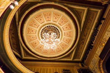 Riga, Letonya - 30 Nisan 2016: Letonya Ulusal Opera Binası Riga, Letonya. Ulusal Opera Binası 1863 yılında St. Petersburg mimarı Ludwig Bohnstedt tarafından inşa edilmiştir..