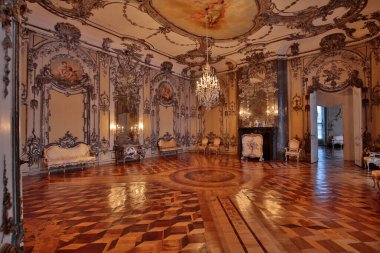 POTSDAM, GERMANY - 26 Aralık 2014: Potsdam 'daki Sanssouci kraliyet parkının batı tarafında bulunan New Palace' daki antika saat.
