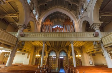 HELSINKI / FINLAND - 4 Mayıs 2016: Punavuori 'deki St. Johns Kilisesi yaz ortası şenlik ateşlerinin yer aldığı tepenin içi. Neogotik tarzın temsilcisi olarak Finlandiya 'nın en büyük taş kilisesidir..