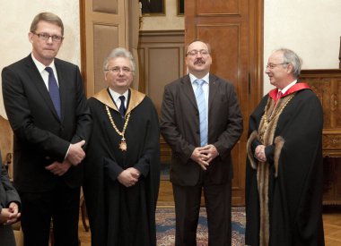 BUDAPEST, HUNGARY - 25 Haziran: Matti Taneli Vanhanen Fin siyasetçi, eski Finlandiya Başbakanı ve Merkez Parti Başkanı ELTE Univ 'i ziyaret etti. 25 Haziran 2010 'da Budapeşte, Macaristan.