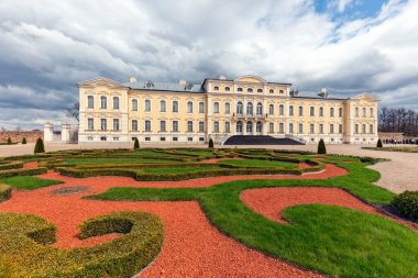 Pilsrundale, Letonya - 1 Mayıs 2016; Rundale Sarayı 'nın dışı. Rundale Sarayı, Letonya 'nın en seçkin Barok ve Rococo sanat eserlerinden biridir.. 