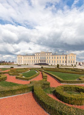 Pilsrundale, Letonya - 1 Mayıs 2016; Rundale Sarayı 'nın dışı. Rundale Sarayı, Letonya 'nın en seçkin Barok ve Rococo sanat eserlerinden biridir.. 