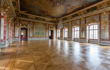 Pilsrundale, Letonya - 1 Mayıs 2016; Rundale Sarayı. Rundale Sarayı, Letonya 'nın en seçkin Barok ve Rococo sanat eserlerinden biridir..