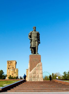 SHAKHRISABZ, UZBEKISTAN - 21 Mart 2012: Turco-Moğol fatihi Amir Temur 'un anıtı, arka planda Ak-Saray Sarayı harabeleriyle birlikte doğduğu yer..