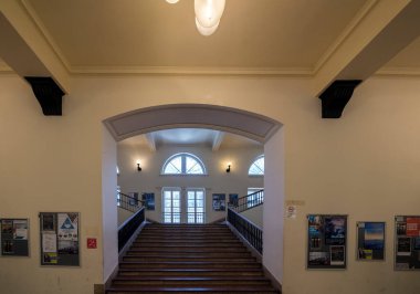 Budapeşte, Macaristan - 6 Mart 2019: Budapeşte, Macaristan 'daki Corvinus Üniversitesi' nin ana salonu.