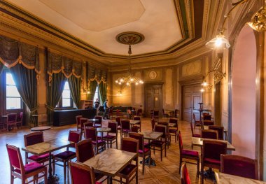 Riga, Letonya - 30 Nisan 2016: Letonya Ulusal Opera Binası Riga, Letonya. Ulusal Opera Binası 1863 yılında St. Petersburg mimarı Ludwig Bohnstedt tarafından inşa edilmiştir..