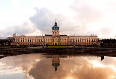 BERLİN, GERMANY - 25 ARALIK 2014: Kış akşamı Charlottenburg Sarayı 'nın dışı, Hohenzollern ailesinin zamanına dayanan tek kraliyet konutu..