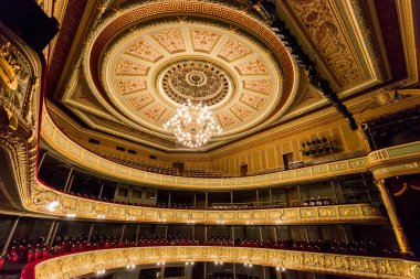 Riga, Letonya - 30 Nisan 2016: Letonya Ulusal Opera Binası Riga, Letonya. Ulusal Opera Binası 1863 yılında St. Petersburg mimarı Ludwig Bohnstedt tarafından inşa edilmiştir..
