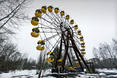 PRIPYAT, UKRAINE - 15 Mart 2013 tarihinde Çernobil şehrinin genel görünümü, Ukrayna. 27 yıl önce 4 numaralı reaktör patladıktan sonra burada bir nükleer felaket meydana geldi.