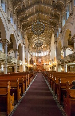 HELSINKI / FINLAND - 4 Mayıs 2016: Punavuori 'deki St. Johns Kilisesi yaz ortası şenlik ateşlerinin yer aldığı tepenin içi. Neogotik tarzın temsilcisi olarak Finlandiya 'nın en büyük taş kilisesidir..