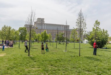 Bükreş, Romanya - 2 Mayıs 2017: Bükreş 'teki Kamu Parkı 1985' te inşa edildi ve Parlamento Sarayı 'nın hemen yanında yer alıyor (Casa Poporului).