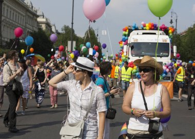 BUDAPEST, HUNGARY - 6 Temmuz 2013 'te Budapeşte, Macaristan' da LGBT (lezbiyen, gey, biseksüel ve transseksüel) haklarını desteklemek için düzenlenen Eşcinsel Onur Yürüyüşüne kimliği belirsiz kişiler katıldı..