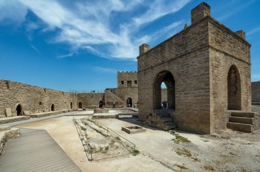 Bakü, Azerbaycan - 9 Mayıs 2019: Antik taş tapınağı Atashgah 'ın iç bahçesi, Zoroastrian ateş tapınağı, Bakü, Azerbaycan