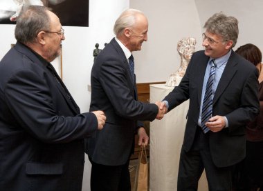 BUDAPEST, HUNGARY - 17 Kasım 2009 'da Macaristan' ın Budapeşte kentindeki Budapeşte kentindeki hayatının çalışma sergisinin açılış törenine Antal Czinder (r) Macar çağdaş heykeltıraş katıldı..