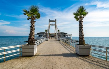 Denizde uzun bir iskele