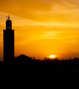 Gün batımında Marakeş 'teki Koutoubia Camii.