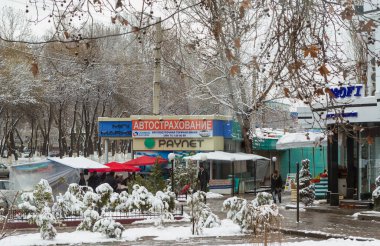 TASHKENT, UZBEKISTAN - 19 Mart 2012 'de Taşkent şehir merkezinde insanlar. Taşkent Özbekistan 'ın başkenti ve en büyük şehridir..