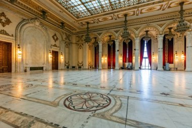 Bükreş, Romanya - 2 Mayıs 2017: Parlamento Sarayı (Halk Meclisi), Pentagon 'dan sonra ikinci büyük hükümet binası.