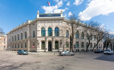 Riga, Letonya - 29 Nisan 2016: Riga 'daki Letonya Ulusal Bankası binası. Riga, Baltık devletlerinin en büyük şehri ve Letonya nüfusunun üçte birine ev sahipliği yapmaktadır.