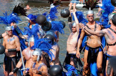 AMSTERDAM, NETHERLANDS - 8 Ağustos 2004 'te Amsterdam, Hollanda' da düzenlenen Amsterdam Gay Kanalı Onur Yürüyüşü 'ne kimliği belirsiz kişiler katıldı..                    