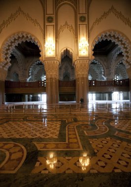 CASABLANCA, MOROCCO - 31 Ekim 2008 'de Casablanca' da Hasan II camiinin içi. Beyaz cami dünyanın en büyük camilerinden biri ve Fas 'taki tek gayrimüslim camii.