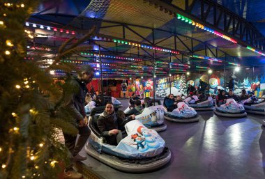 PARIS, FRANCE - 30 Kasım 2019: Paris Tuileries Garden 'daki Noel Pazarı' nda Çarpışma