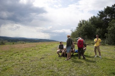 Dağlarda sırt çantalı bir grup yürüyüşçü.