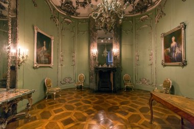 POTSDAM, GERMANY - 26 Aralık 2014: Potsdam 'daki Sanssouci kraliyet parkının batı tarafında bulunan New Palace' daki antika saat.