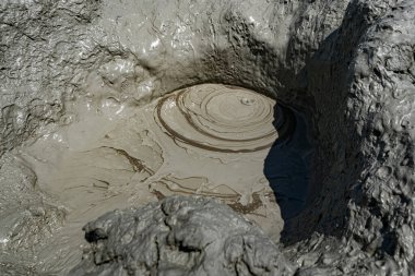 Gobustan, Azerbaycan - 7 Mayıs 2019: Gobustan 'ın Bakü, Azerbaycan yakınlarındaki çamur volkanları