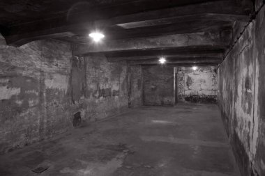 OSWIECIM, POLAND - 22 Ekim 2012 'de Polonya' nın Oswiecim kentinde eski bir Nazi imha kampı olan Auschwitz I 'deki gaz odası. Avrupa 'daki en büyük Nazi toplama kampıydı..
