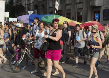 BUDAPEST, HUNGARY - 6 Temmuz 2013 'te Budapeşte, Macaristan' da LGBT (lezbiyen, gey, biseksüel ve transseksüel) haklarını desteklemek için düzenlenen Eşcinsel Onur Yürüyüşüne kimliği belirsiz kişiler katıldı..