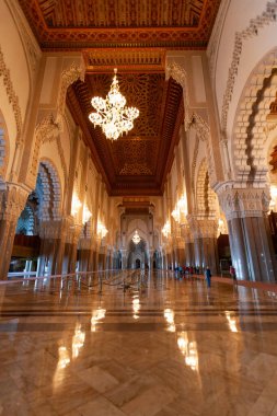 CASABLANCA, MOROCCO - 31 Ekim 2008 'de Casablanca' da Hasan II camiinin içi. Beyaz cami dünyanın en büyük camilerinden biri ve Fas 'taki tek gayrimüslim camii.