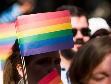 BUDAPEST, HUNGARY - Tanımlanamayan 11 Temmuz 20.00 'de yer aldı. Budapeşte Gay Onur Yürüyüşü 11 Temmuz 2015 tarihinde Budapeşte, Macaristan 'da LGBT (lezbiyen, gey, biseksüel ve transseksüel) haklarını desteklemek için düzenlendi.