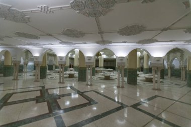 CASABLANCA, MOROCCO - 31 Ekim 2008 'de Casablanca' da Hasan II Camii 'nde hamam ayini. Beyaz cami dünyanın en büyük camilerinden biri ve Fas 'taki tek gayrimüslim camii.
