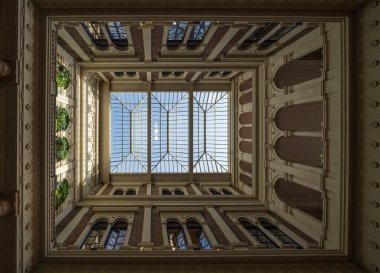 Budapeşte, Macaristan - 6 Mart 2019: Budapeşte, Macaristan 'daki Corvinus Üniversitesi' nin ana salonu.