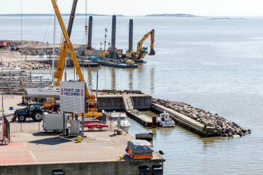 HELSINKI, FINLAND - 3 Mayıs 2016: Helsinki Ticaret Limanı manzarası. Helsinki belediyesine aittir ve Finlandiya 'nın ana limanıdır.. 