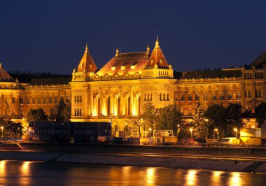 Günbatımında Teknik Üniversite Binası, Budapeşte