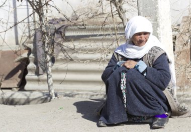 BÜKHARA, UZBEKISTAN - 20 Mart 2012 'de Buhara' da kimliği belirsiz kişiler şehri ziyaret ediyor. Buhara, UNESCO Dünya Mirasının bir parçası.