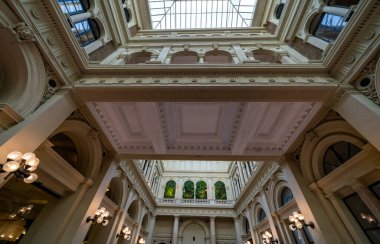 Budapeşte, Macaristan - 6 Mart 2019: Budapeşte, Macaristan 'daki Corvinus Üniversitesi' nin ana salonu.