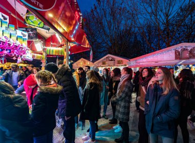 PARIS, FRANCE - 30 Kasım 2019 İnsanlar Paris Tuileries Garden Noel Pazarı 'nı ziyaret ediyor