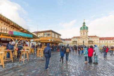 BERLİN, Almanya - 26 ARALIK 2014: Batı Berlin 'deki Charlottenburg şatosunun önündeki geleneksel Noel panayırı.