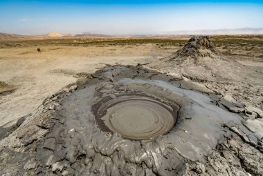Gobustan, Azerbaycan - 9 Mayıs 2019: Gobustan 'ın Bakü, Azerbaycan yakınlarındaki çamur volkanları