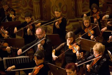 Konser salonunda klasik müzik konseri