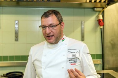 BUDAPEST, HUNGARY - 13 Ekim 2016: Andras Wolf 'un New York Cafe' deki yönetici şefi ve mutfağındaki Boxer Akademisi 'nin bir parçası olan Salon Restoranı, röportajını yapıyor.