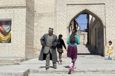 BÜKHARA, UZBEKISTAN - 20 Mart 2012 'de Buhara' da kimliği belirsiz insanlar Medine 'yi ziyaret ediyor. Buhara, UNESCO Dünya Mirasının bir parçası.